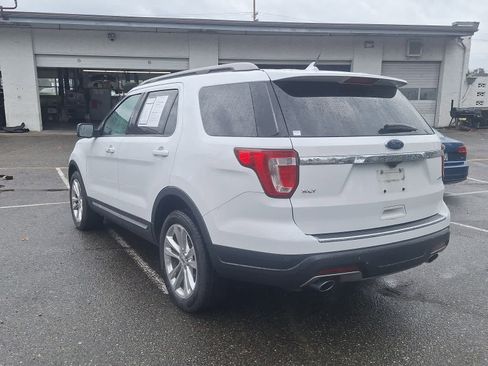 Used 2018 Ford Explorer XLT w/ Equipment Group 202A image 5
