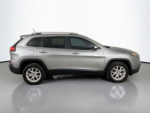 Used 2014 Jeep Cherokee Latitude w/ Cold Weather Group FWD image 16