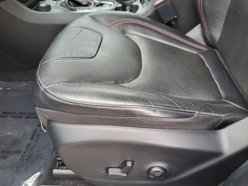 Used 2020 Jeep Cherokee Trailhawk image 22