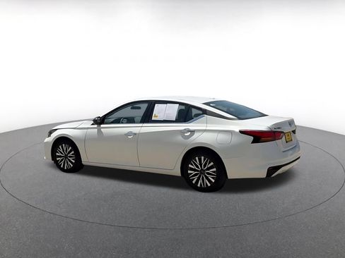 Used 2025 Nissan Altima 2.5 SV FWD image 10