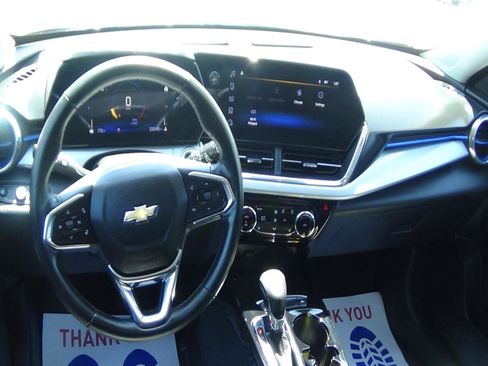 Used 2025 Chevrolet Trax LT w/ LT Convenience Package FWD image 13