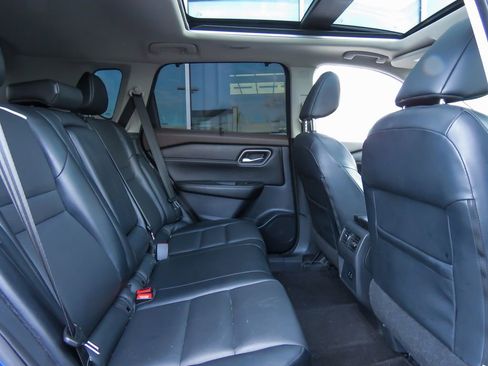 Used 2022 Nissan Rogue SV w/ SV Premium Package image 17