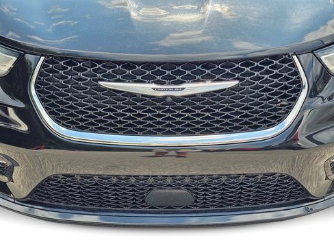 Used 2023 Chrysler Pacifica Touring-L FWD image 10