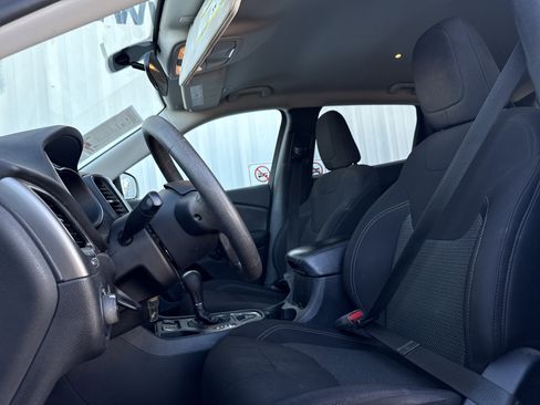 Used 2019 Jeep Cherokee Latitude w/ Popular Appearance Group image 10