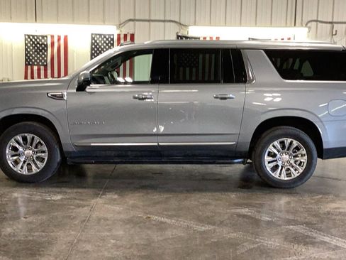 Used 2025 GMC Yukon XL Denali AWD/4WD image 3