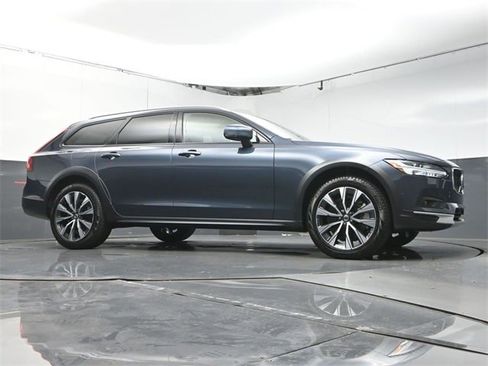 Certified 2025 Volvo V90 B6 Cross Country Plus image 33