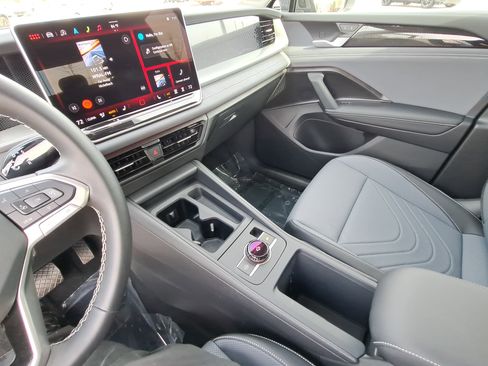 Used 2025 Volkswagen Tiguan SE image 25