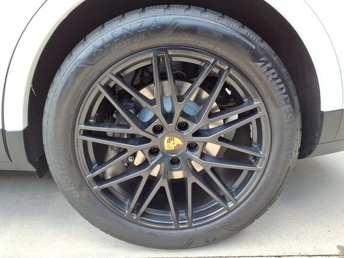 Used 2024 Porsche Cayenne AWD/4WD image 13