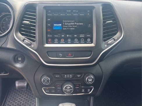 Used 2019 Jeep Cherokee Trailhawk w/ Cold Weather Group image 10