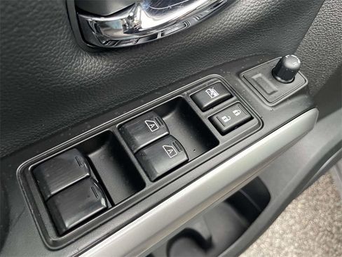 Used 2024 Nissan Titan SV image 17