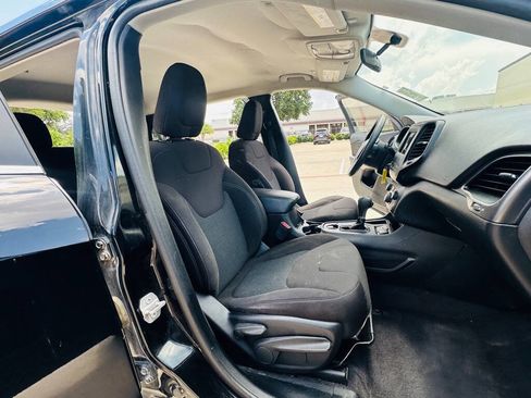 Used 2019 Jeep Cherokee Latitude w/ Popular Appearance Group FWD image 22