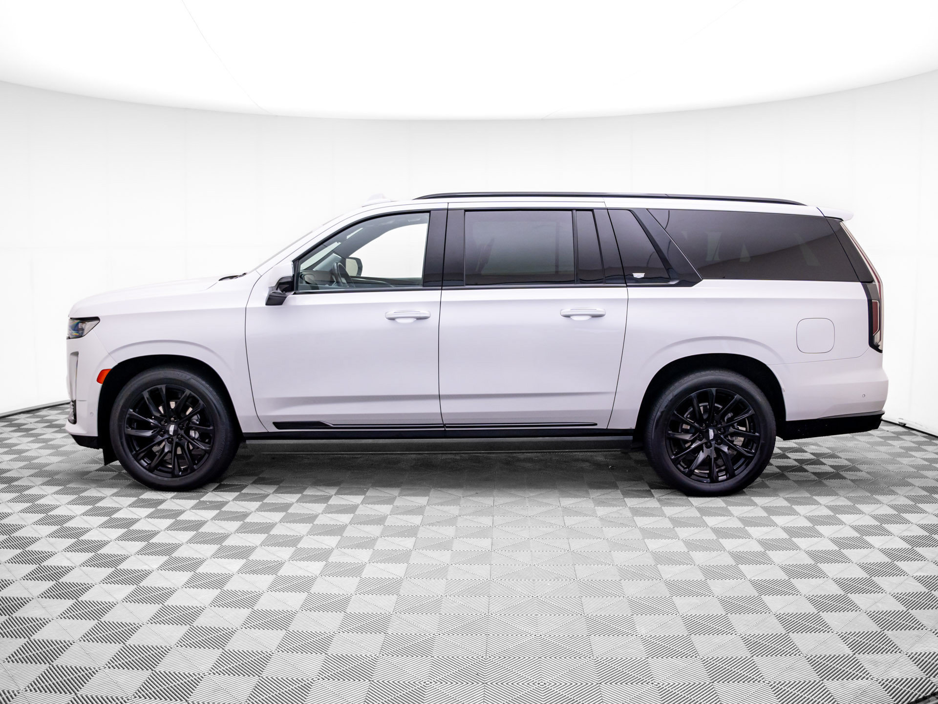 Used 2023 Cadillac Escalade ESV Sport Platinum w/ LPO, ONYX Package AWD/4WD image 2