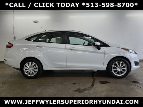 Used 2014 Ford Fiesta SE image 2