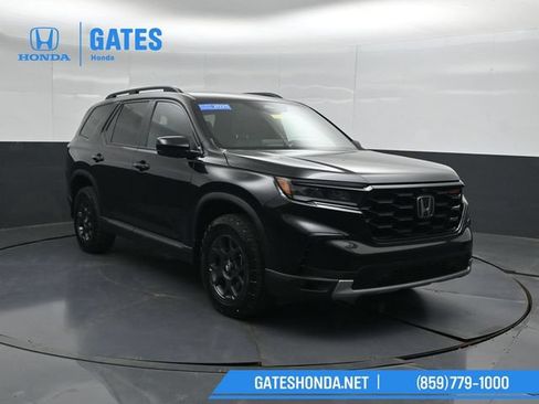 Certified 2025 Honda Pilot TrailSport image 4
