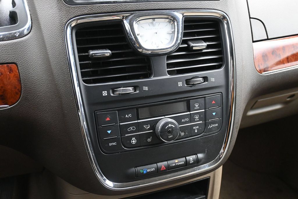 Used 2016 Chrysler Town & Country Touring w/ Driver Convenience Group FWD image 17