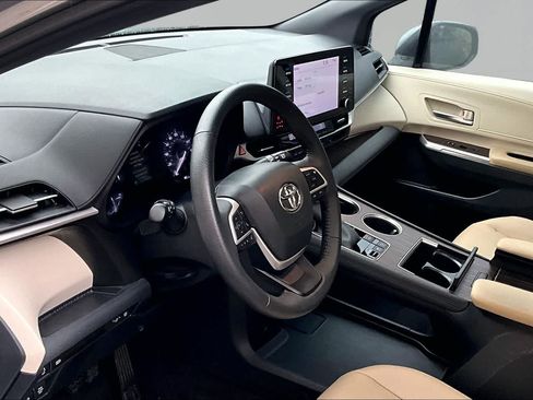 Certified 2023 Toyota Sienna XLE FWD image 18