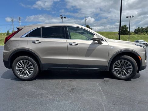 Used 2025 Cadillac XT4 Premium Luxury FWD image 2