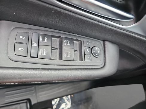 Used 2026 Chrysler Pacifica Limited FWD image 24