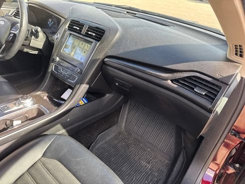 Used 2018 Ford Fusion SE w/ Equipment Group 201A FWD image 16