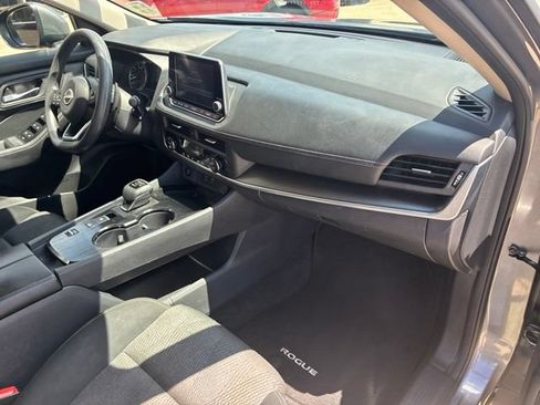 Used 2024 Nissan Rogue SV FWD image 12