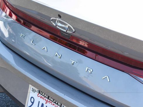 Used 2023 Hyundai Elantra SE FWD image 9