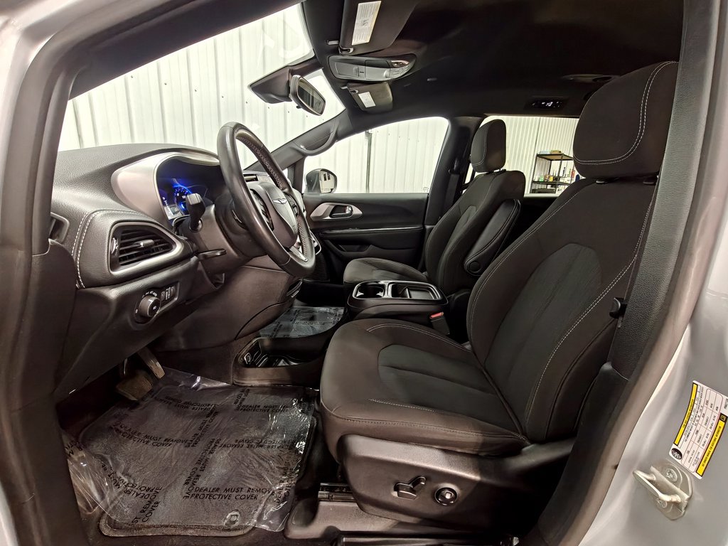 Used 2023 Chrysler Pacifica Touring FWD image 24
