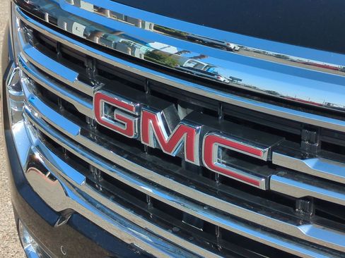 Used 2022 GMC Acadia SLE w/ Driver Convenience Package image 29