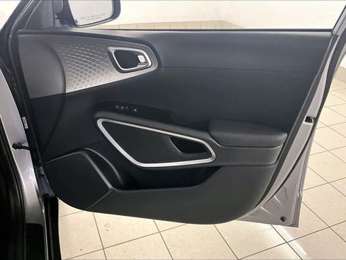 Used 2025 Kia Soul LX FWD image 25