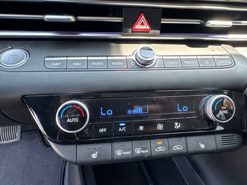 Certified 2025 Hyundai Elantra Limited FWD image 19