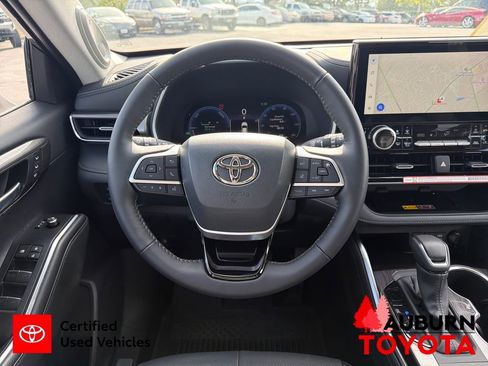 Certified 2026 Toyota Highlander Limited image 14