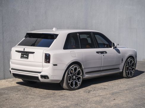 Used 2023 Rolls-Royce Cullinan Black Badge w/ Leather Finishing Pack image 8