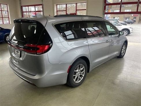 Used 2021 Chrysler Pacifica Touring FWD image 7