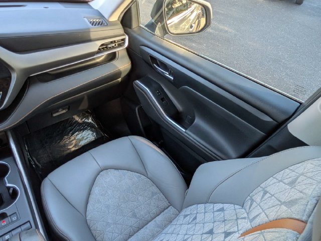 Used 2022 Toyota Highlander Bronze Edition FWD image 18