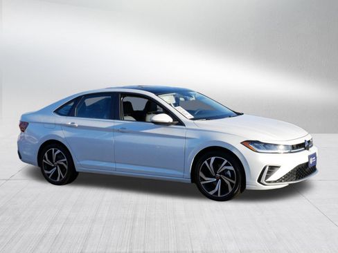 Certified 2025 Volkswagen Jetta SEL image 8