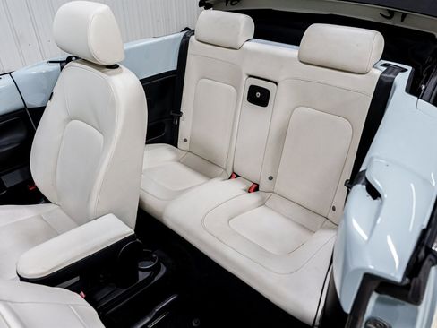 Used 2010 Volkswagen Beetle Convertible image 10