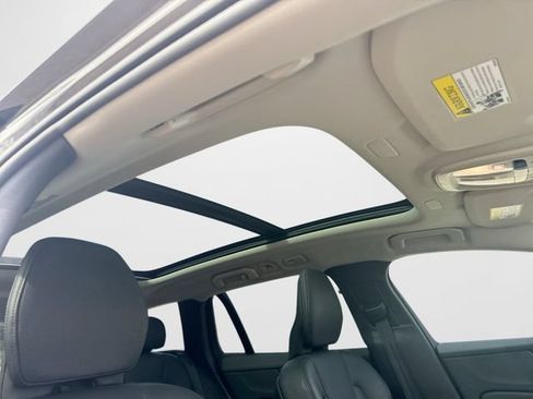 Certified 2025 Volvo V60 B5 Cross Country Plus AWD/4WD image 19