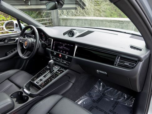 Certified 2025 Porsche Macan image 54