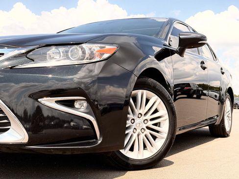 Used 2017 Lexus ES 350 w/ Accessory Package 2 FWD image 3