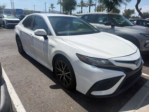 Used 2021 Toyota Camry SE FWD image 3