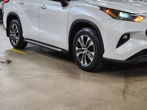 Used 2022 Toyota Highlander XLE AWD/4WD image 16