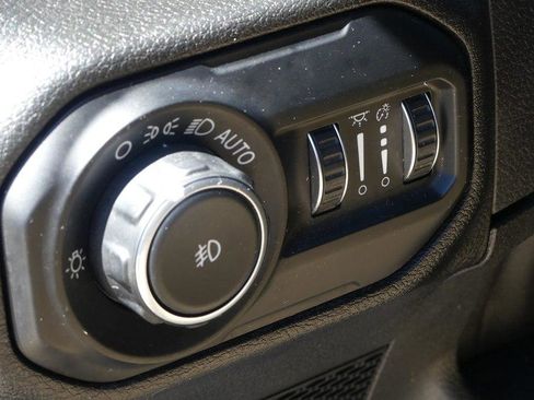 Used 2018 Jeep Wrangler Unlimited Sahara w/ LED Lighting Group AWD/4WD image 11