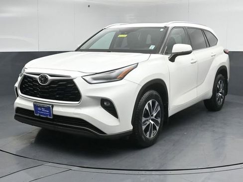 Used 2021 Toyota Highlander XLE AWD/4WD image 3