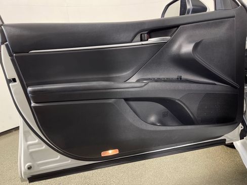 Used 2018 Toyota Camry SE FWD image 19