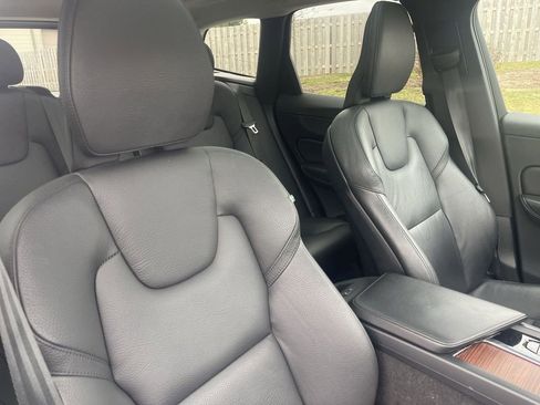 Used 2024 Volvo XC60 B5 Plus image 33