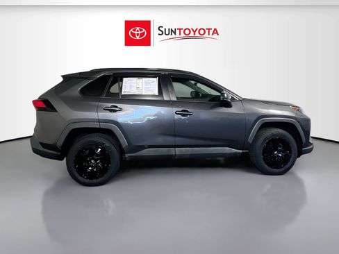 Used 2019 Toyota RAV4 LE image 2