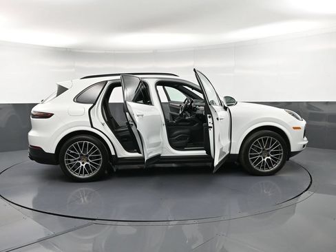 Certified 2022 Porsche Cayenne Platinum Edition AWD/4WD image 35