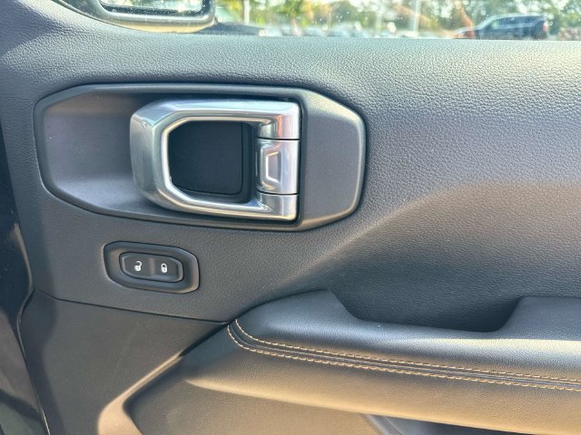 Used 2025 Jeep Wrangler Unlimited Sahara AWD/4WD image 20