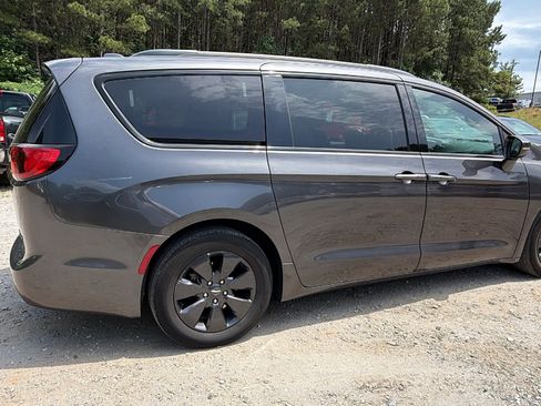 Used 2019 Chrysler Pacifica Limited w/ S Appearance Package FWD image 8