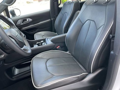 Used 2026 Chrysler Pacifica Limited FWD image 11