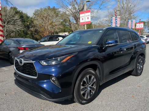 Certified 2023 Toyota Highlander XLE image 2